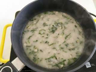 5、宝宝辅食:青菜芋艿羹—清香滑腻,可拌饭也可以直接喝哦!10M+,接着小火煮2-3分钟即可。