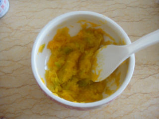 6、南瓜炼奶紫薯饼,南瓜趁热压泥