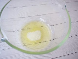 5、酸奶小蛋糕,白糖分三次加入蛋清中