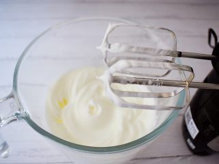 6、酸奶小蛋糕,用电动打蛋器打发到蛋白出现小尖角