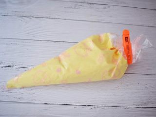 14、酸奶小蛋糕,装入裱花袋中