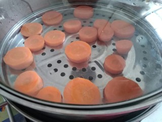 1、象形胡萝卜馒头,胡萝卜刨皮切薄片，隔水蒸十分钟左右蒸熟。