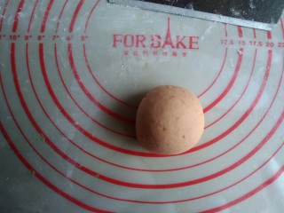 5、象形胡萝卜馒头,和成偏硬一点的面团，还能看到一点点胡萝卜丝。再做绿色面团，酵母溶于水，将所有绿色面团的材料和成团即可。