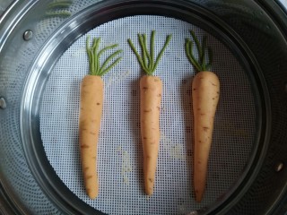 11、象形胡萝卜馒头,放在蒸屉里，在温暖处醒发25-30分钟。