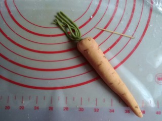 10、象形胡萝卜馒头,用牙签把它插在顶部，上面沾点可可液。
