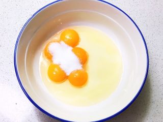 3、不加一滴水的原味蛋糕,在蛋黄里加入20克白糖,加入玉米油