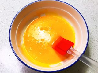 4、不加一滴水的原味蛋糕,搅拌至完全融合