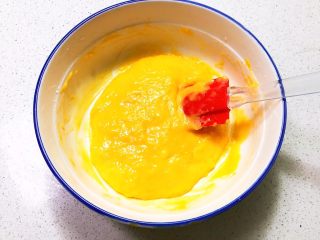 6、不加一滴水的原味蛋糕,用切拌法调匀