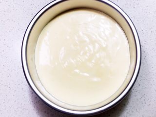 15、不加一滴水的原味蛋糕,把蛋白糊倒入6寸蛋糕模具,拿起蛋糕模具用力振几次,振出气泡