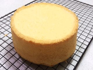 21、不加一滴水的原味蛋糕,蛋糕组织细腻,蓬松柔软,香甜可口~