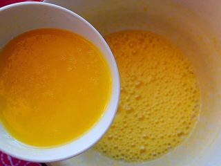 3、香酥芝麻蛋卷,将黄油放微波炉中加热成液体状态，倒料理盆中充分搅匀