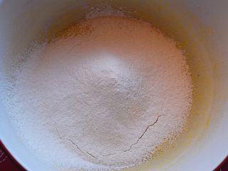 4、香酥芝麻蛋卷,筛入低粉，拌匀