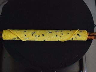 9、香酥芝麻蛋卷,用筷子迅速卷起
