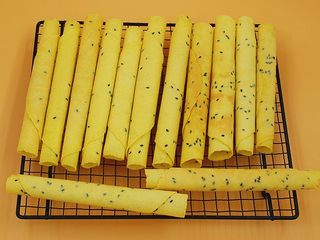 11、香酥芝麻蛋卷,依次做好全部，放凉晒网上冷却