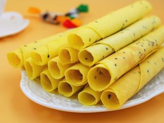 12、香酥芝麻蛋卷,全部凉透后装盘，即可享用啦···