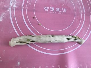 9、发面葱油饼,展开，从上往下卷起。