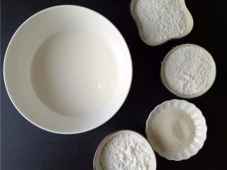 1、芝麻麻薯,备好食材：纯牛奶，粘米粉，水磨糯米粉，玉米淀粉，细砂糖； 