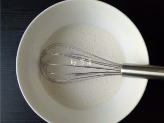 2、芝麻麻薯,牛奶同细砂糖混合，搅拌均匀；