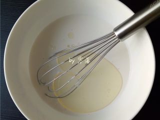 5、芝麻麻薯,调入玉米油；