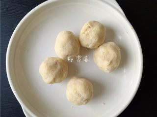 10、芝麻麻薯,绿豆沙搓成5个丸子，每个丸子均为20g；