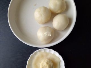 13、芝麻麻薯,5个粉团丸子包上绿豆沙丸子，像汤圆一样收口即可；