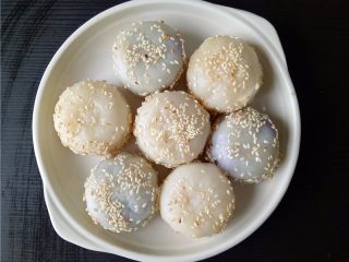 15、芝麻麻薯,包好的丸子可整形成圆柱形，再蘸上炒香的白芝麻；