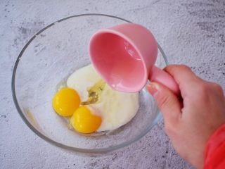 3、舒芙蕾松饼,加入玉米油，搅拌均匀