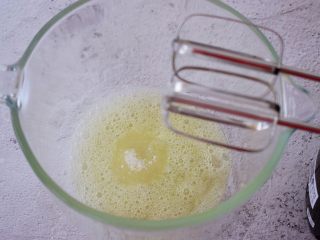 7、舒芙蕾松饼,分三次加入白糖，打至硬性发泡