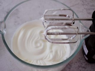 8、舒芙蕾松饼,提起打蛋器有小尖角即可，称为蛋白霜