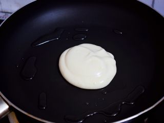 12、舒芙蕾松饼,平底锅烧至五六成热，舀入2勺面糊，再沿着面糊周围倒入1汤匙清水