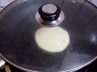 13、舒芙蕾松饼,盖上锅盖焖2-3分钟