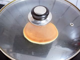 14、舒芙蕾松饼,翻面继续盖上锅盖焖2-3分钟即可
