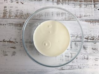 2、三色牛奶小方,在倒入纯牛奶，搅拌均匀