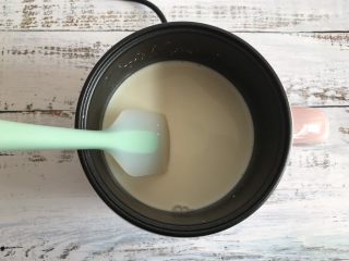 4、三色牛奶小方,小火不停的搅拌