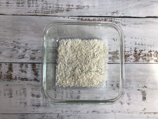 6、三色牛奶小方,容器中撒上一层椰蓉