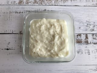 7、三色牛奶小方,倒入奶糊，刮平表面，冷却后放入冰箱冷藏两小时左右