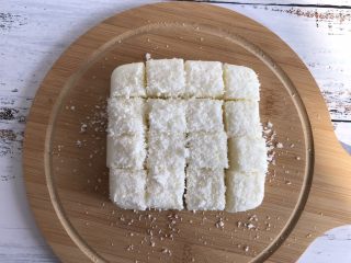 8、三色牛奶小方,取出来切块