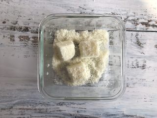 9、三色牛奶小方,全部沾上椰蓉