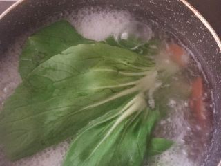 5、鸡肉胡萝卜蔬菜粥  宝宝辅食10M+,快关火的时候加入青菜烫一下