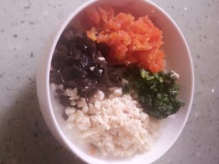 8、鸡肉胡萝卜蔬菜粥  宝宝辅食10M+,将粥乘入碗中加入配菜