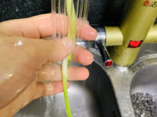 2、鲜虾砂锅粥,葱白洗净,切碎;