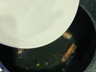 4、鲜虾砂锅粥,倒入大米十倍的清水;