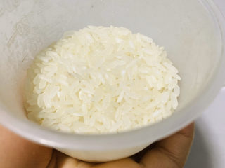 5、鲜虾砂锅粥,大米取半杯;