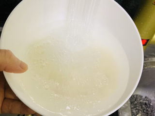 6、鲜虾砂锅粥,用水洗净大米;