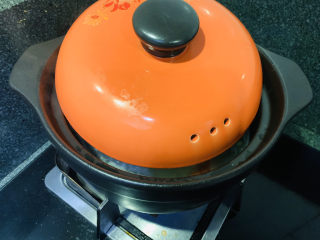 12、鲜虾砂锅粥,中小火熬粥,锅盖盖住一半,避免溢出;