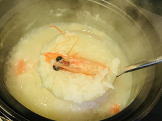 13、鲜虾砂锅粥,带粥浓稠时,关小火,