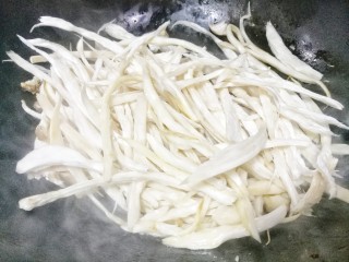 5、比肉还好吃的手撕杏鲍菇,热锅热油，下杏鲍菇炒软。