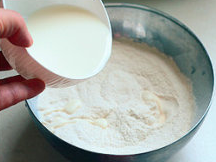 1、糖三角,将发酵粉拌入面粉中，加入牛奶。