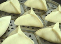 12、糖三角,放入蒸锅中醒20分钟。大火烧开水上气后用中火蒸15-20分钟后关火，关火焖3分钟后再揭开锅盖。