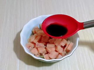 7、披萨新吃法～奥尔良鸡丁披萨,再加入生抽。